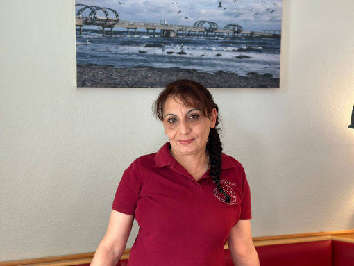 Armine Amiryan, Servicekraft im Utspann Pier 30